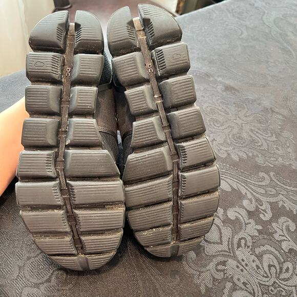 On cloud black/ silver logo running shoes women 7.5 - Picture 7 of 13